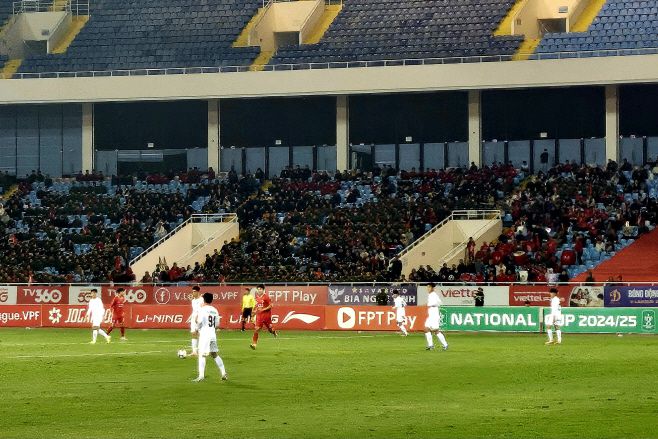 비엣텔의 '홈팬'인 베트남 군인들이 응원을 보내고 있다./ 사진=전형찬