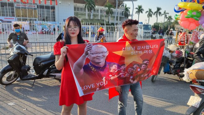 2022년 동남아시아선수권 결승 1차전 미딘경기장 주변의 팬들과 박항서 기념물/ 사진=전형찬