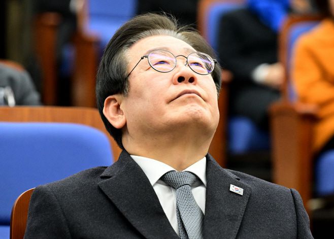 이재명 더불어민주당 대표가 19일 국회에서 열린 비상의원총회에서 생각애 잠겨 있다. /이병화 기자