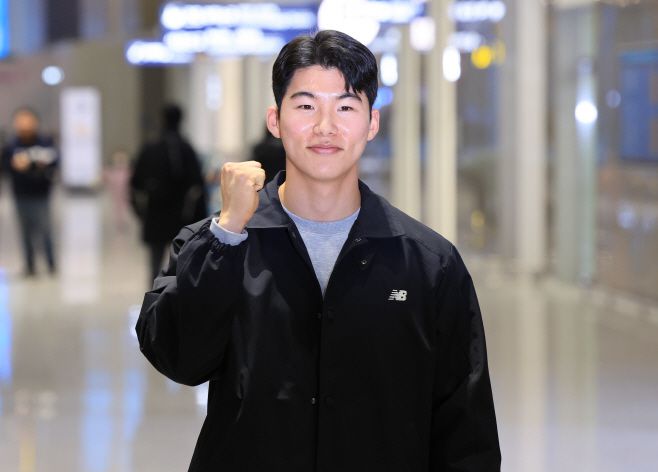 로스앤젤레스 다저스와 계약한 김혜성이 14일 오후 인천국제공항 제2여객터미널을 통해 미국으로 출국하기에 앞서 화이팅을 외치고 있다. / 연합뉴스