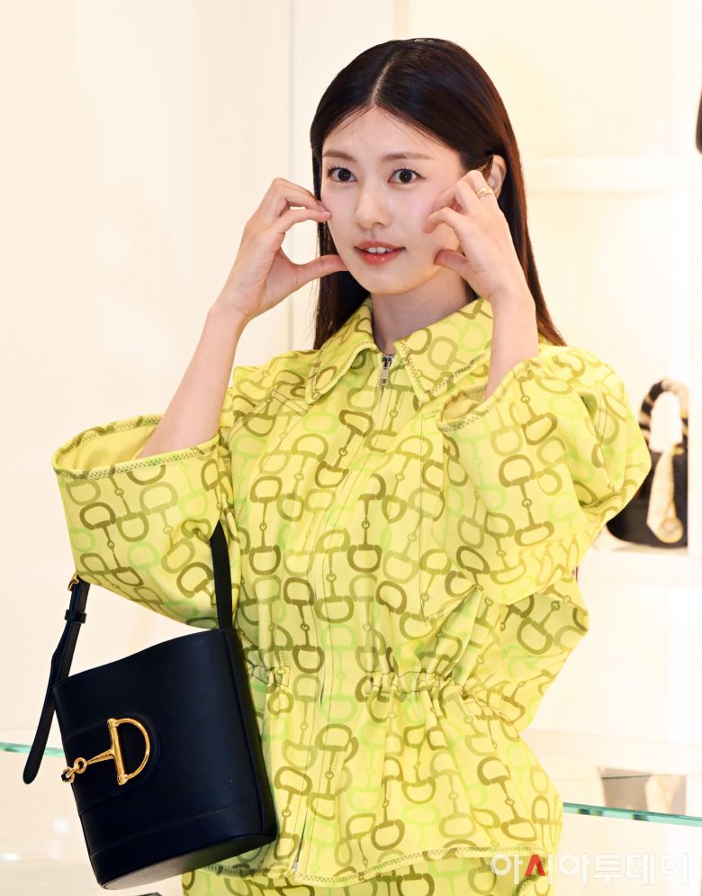 럭셔리 브랜드 구찌(Gucci)가 7일 현대백화점 압구정본점 1층에서 스토어 리뉴얼 오픈 행사를 개최했다. 이날 행사에는 그룹 제로베이스원의 성한빈, 김지웅을 비롯해 배우 이영애, 정소민, 추영우가 참석해 자리를 빛냈다.  이날에 새롭게 오픈한 구찌 스토어는 크리에이티브 디렉터 사바토 데 사르노가 디자인한 여성 레디-투-웨어 컬렉션과 핸드백, 레더 제품뿐만 아니라 슈즈 및 액세서리 등 다양한 아이템을 선보였다.  특히, 구찌 홀스빗 1955와 구찌 재키, 뱀부 등 하우스의 상징적인 아이코닉 라인과 함께 홀스빗 모티브를 공유하는 ‘구찌 73’, 뱀부 백을 재해석한 ‘구찌 다이애나’ 등 다채로운 제품 구성을 만나볼 수 있다.