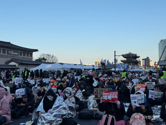 8일 오후서울 종로구 경복궁역 일대에서 윤석열즉각퇴진·사회대개혁 비상행동(비상행동) 10차 범시민대행진 참가자들이 윤석열 대통령 파면·퇴진을 촉구하고 있다./특별취재팀