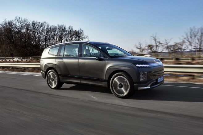 주행 중인 아이오닉 9의 측면부 모습./현대차