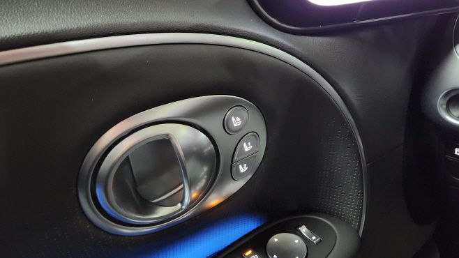 운전석 시트의 안마기능은 주행 중의 피로를 달래는 역할을 해준다. 맨 위 버튼을 누르면 전신, 허리 등 안마 부위를 지정할 수 있다./김정규 기자