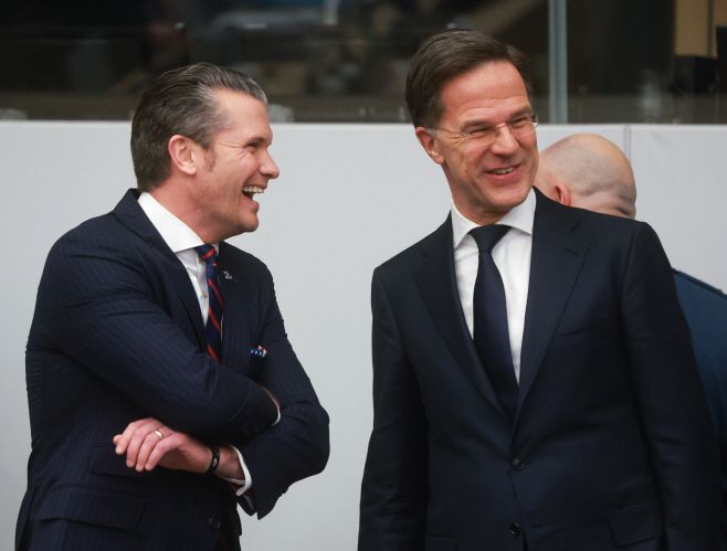 피트 헤그세스 미국 국방부 장관(왼쪽)과  마르크 뤼터 북대서양조약기구(NATO·나토) 사무총장이 12일(현지시간) 벨기에 브뤼셀 나토 본부에서 열린 '우크라이나 방위연락그룹(UDCG)' 회의에서 담소를 나누고 있다./EPA·연합뉴스