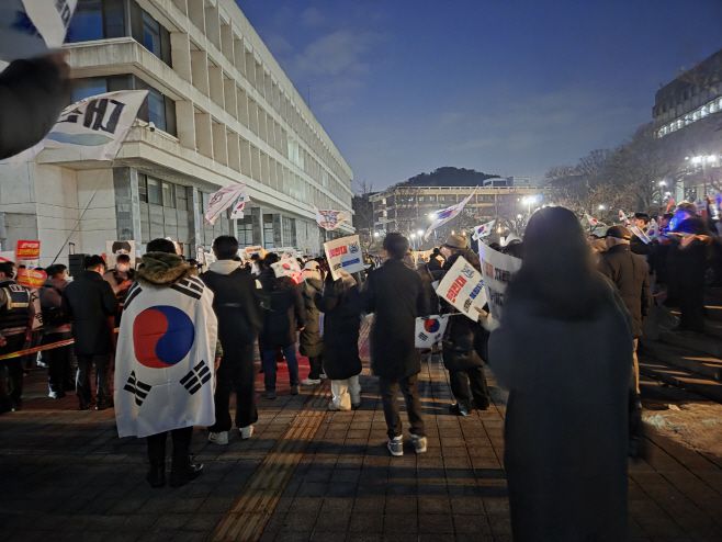 윤석열 대통령 탄핵을 반대하는 탄핵반대서울대인연대·서울대 트루스포럼은 서울 관악구 서울대학교 학생회관 앞 아크로광장에서 '종북 좌파 OUT' '탄핵 무효' 등이 적힌 손피켓을 들고 구호를 외치고 있다. /특별취재팀