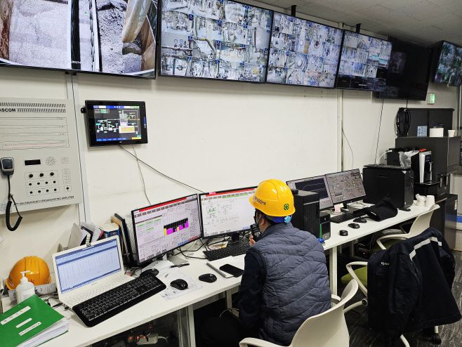 DS단석 직원이 평택1공장 시스템을 점검하고 있다. /DS단석