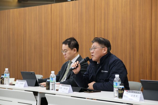 박기돈 DS단석 평택1공장장 상무(오른쪽)가 13일 DS단석 평택공장에서 기자들의 질문에 대답하고 있다. /DS단석