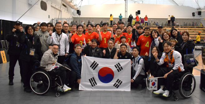 15일(현지시간) 밴쿠버 컨벤션센터에서 펼쳐진 2025 캐나다 인빅터스 게임 좌식배구 경기를 관람한 견종호 밴쿠버 총영사 등 영사관 관계자와 교민들이 한국 대표팀 선수들과 기념촬영을 하고 있다./공동취재단