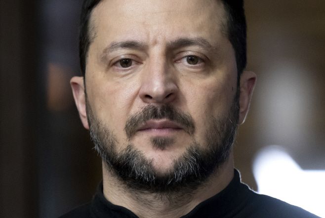 볼로디미르 젤린스키 우크라이나 대통령이 15일(현지시간) 독일 뮌헨에서 올라프 숄츠 독일 총리와 회담하기 위해 도착하고 있다./AP·연합뉴스