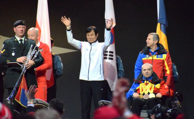 16일(현지시간) 캐나다 밴쿠버 로저스 아레나에서 열린 2025 캐나다 인빅터스 게임 폐막식에 참석한 한국 선수단 주장 김한기 선수가 무대에 올라 관중들의 환호에 손을 들어화답하고 있다./공동취재단