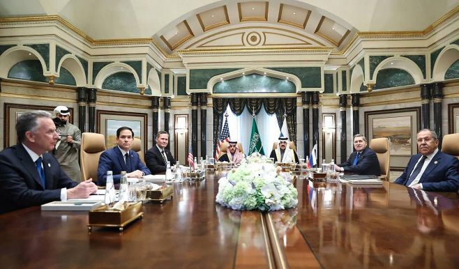 미국 스티브 위트코프 중동특사(왼쪽부터)·마코 루비오 국무부 장관·마이크 왈츠 백악관 국가안보보좌관과 러시아 세르게이 라브로프 외무부 장관(오른쪽부터)·유리 우샤코프 크렘린궁 외교담당보좌관·키릴 드미트리예프 러시아 국부펀드 러시아직접투자펀드(RDIF) 대표(보이지 않음)이 18일(현지시간) 사우디아라비아 리야드 디리야궁에서 우크라이나 종전 협상을 하고 있다. 이 자리에 파이살 빈 파르한 알사우드 사우디 외무장관(가운데 왼쪽) 등이 참여하고 있다./UPI·연합뉴스