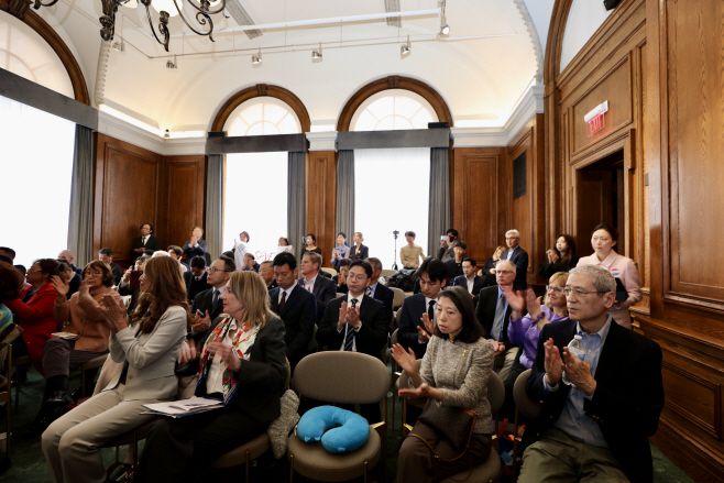 25일(현지시간) 미국 워싱턴 D.C. 공산주의 희생자 박물관에서 진행된 '대한민국 체제 전복 위험: 반국가 세력·북한, 그리고 중국 공산당'이라는 주제의 포럼 참석자들이 박수를 치고 있다./하만주 워싱턴 특파원