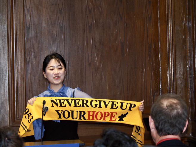 한 트루스포럼 회원이 25일(현지시간) 미국 워싱턴 D.C. 공산주의 희생자 박물관에서 진행된 '대한민국 체제 전복 위험: 반국가 세력·북한, 그리고 중국 공산당'이라는 주제의 포럼에서 윤석열 대통령에 대한 탄핵이 부당하다며 도널드 트럼프 미국 행정부의 관심을 촉구하고 있다./하만주 워싱턴 특파원