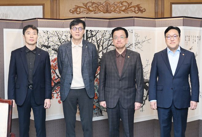 최상목 대통령 권한대행 부총리 겸 기획재정부 장관이 7일 정부서울청사에서 열린 거시경제·금융현안 간담회에서 기념촬영을 하고 있다. 왼쪽부터 이복현 금융감독원장, 이창용 한국은행 총재, 최 권한대행, 김병환 금융위원장. / 사진=연합