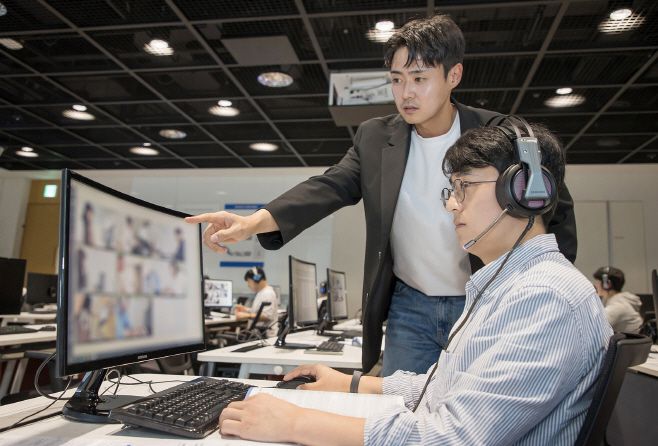 지난해 10월 삼성전자 인재개발원에서 삼성전자 감독관이 삼성직무적성검사(GSAT) 응시자를 대상으로 예비 소집을 진행하는 모습./삼성