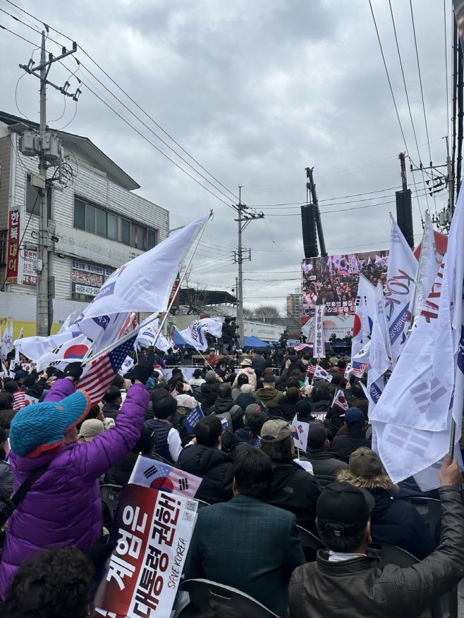15일 경북 구미시 구미역 앞에서 세이브코리아가 이끄는 윤석열 탄핵 반대 집회인 '국가비상기도회'에 참석한 시민들이 환호하고 있다. /이체리 기자