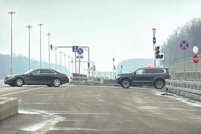 스티브 위트코프 미국 대통령 특사 일행이 탄 자동차들이 13일(현지시간) 러시아 모스크바의 브누코보-제2 공항을 떠나고 있다./타스·연합