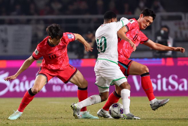 20일 경기도 고양종합운동장에서 열린 2026 북중미 월드컵 아시아 3차 예선 B조 7차전 대한민국과 오만의 경기. 한국 이재성(왼쪽)과 박용우가 오만 자밀 알야마디를 협력 수비하고 있다. / 연합뉴스