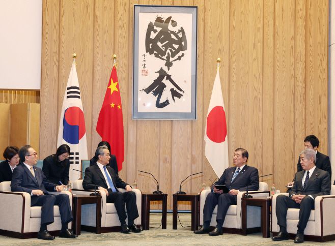 조태열 외교부 장관(왼쪽부터)·왕이(王毅) 중국 공산당 중앙정치국 위원 겸 외교부장·이시바 시게루(石破茂) 일본 총리·이와야 다케시(岩屋毅) 일본 외무상이 22일 일본 도쿄(東京) 총리 관저에서 대화를 나누고 있다./신화·연합