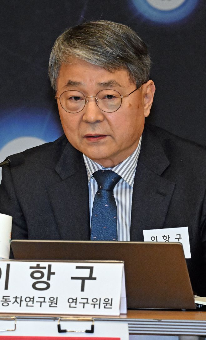 이항구 한국자동차연구원 연구위원이 26일 국회 도서관에서 열린 제2회 아시아투데이 K-산업비전포럼에서 토론을 하고 있다./송의주 기자