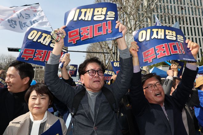26일 서울 서초구 서울중앙지방법원 인근에서 이재명 더불어민주당 대표 지지자들이 이 대표 공직선거법 2심 재판에서 무죄가 선고되자 기뻐하고 있다. /연합