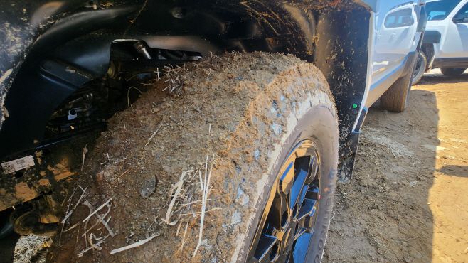 임도코스를 오르고 난 뒤 타스만 바퀴의 모습. 노면 상황이 어땠는지 짐작하게 한다./김정규 기자