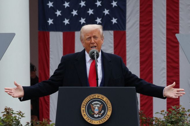 도널드 트럼프 미국 대통령이 2일 오후(현지시간) 백악관 로즈가든에서 교역국에 대한 상호 관세를 발표하고 있다./로이터·연합