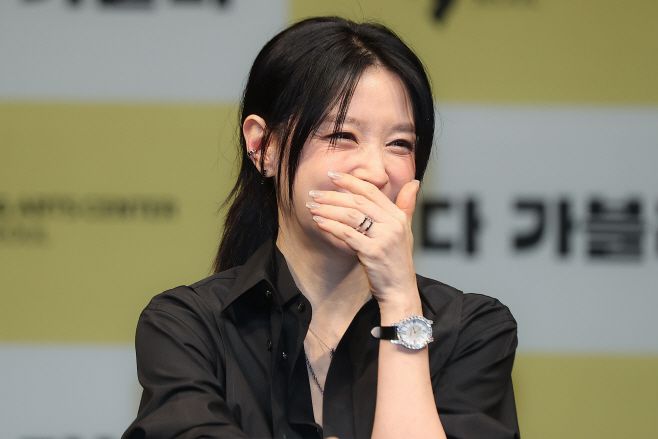 배우 이영애가 8일 오후 서울 강서구 LG아트센터 서울에서 열린 연극 '헤다 가블러' 제작발표회에서 질문에 답하고 있다. /연합뉴스