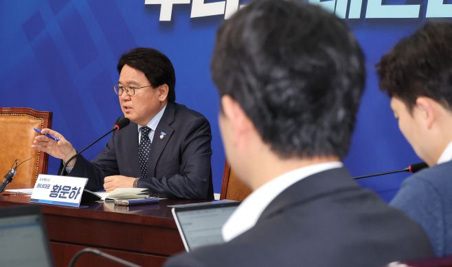 황운하 조국혁신당 원내대표가 8일 국회에서 열린 기자회견에서 발언하고 있다. /연합