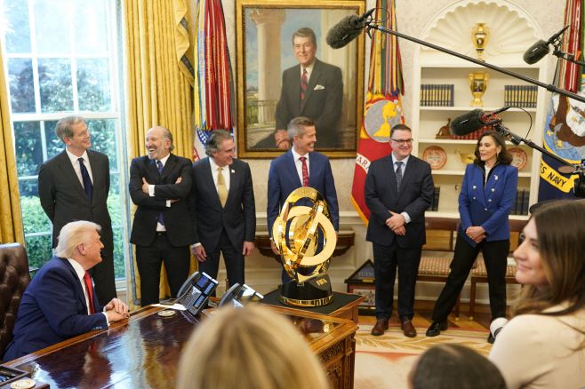 도널드 트럼프 미국 대통령(왼쪽)이 9일(현지시간) 백악관 오벌 오피스(집무실)에서 그레첸 휘트머 미시간주 지사(오른쪽)과 대화를 나누는 모습을 스콧 베선트 재무부 장관(오른쪽 두번째부터)·하워드 러트닉 상무부 장관·더그 버검 내부부 장관 등이 지켜보고 있다./로이터·연합