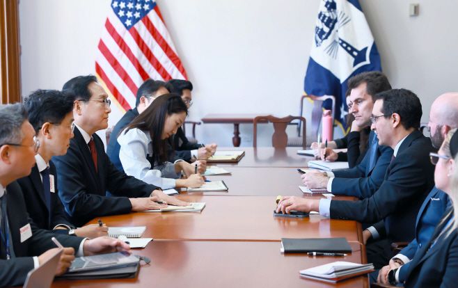 정인교 산업통상자원부 통상교섭본부장이 9일(현지시간) 미국 워싱턴 D.C. 상무부 회의실에서 제프리 케슬러 상무부 산업안보국 차관, 월리엄 킴밋 상무부 선임고문(국제무역 차관 내정자)과 면담하고 있다./산업통상자원부 제공