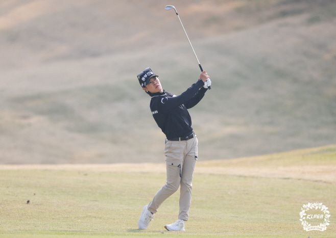 박주영이 10일 KLPGA 투어 iM금융오픈 1라운드 10번 홀에서 아이언 샷을 하고 있다. /KLPGA