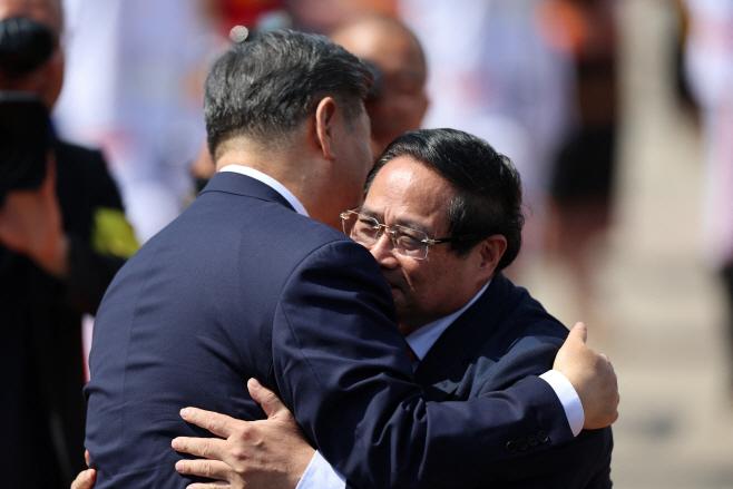 15일 오후 베트남 방문을 마치고 말레이시아로 향하는 시진핑 중국 국가주석을 전송하고 있는 팜 민 찐 베트남 총리(오른쪽)/로이터 연합뉴스