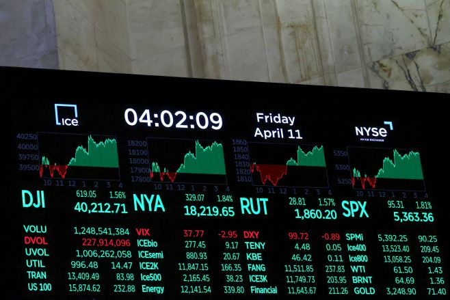 11일(현지시간) 미국 뉴욕증권거래소(NYSE) 내 스크린에 주요 지수가 상승하고 있다는 표시가 나타나고 있다./로이터·연합