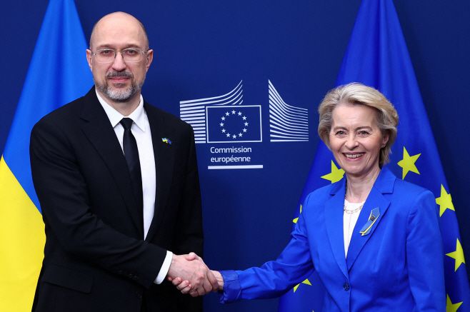 우르줄라 폰데어라이엔 유럽연합(EU) 집행위원장(오른쪽)이 10일(현지시간) 벨기에 브뤼셀의 본부에서 데니스 슈미할 우크라이나 총리와 악수를 나누고 있다./로이터·연합