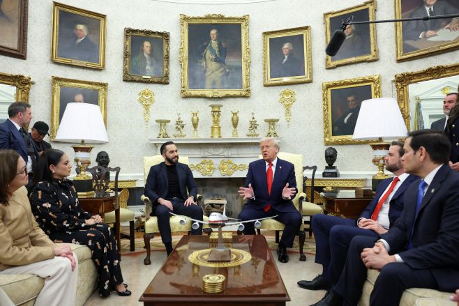 도널드 트럼프 미국 대통령(오른쪽)과 나이브 부켈레 엘살바도르 대통령이 14일(현지시간) 미국 워싱턴 D.C. 백악관의 오벌 오피스(집무실)에서 회담하고 있다./로이터·연합