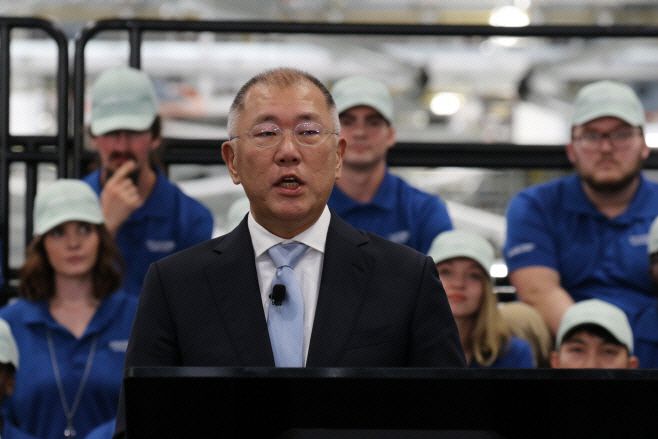 정의선 현대자동차그룹 회장이 3월 26일 오후(현지시간) 미국 조지아주 엘라벨의 '현대자동차그룹 메타플랜트 아메리카(HMGMA)' 준공식에서 기념사를 하고 있다./(엘라벨)하만주 특파원