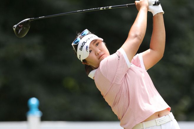 유해란이 지난해 LPGA 투어 데이나 오픈 4라운드에서 드라이버 샷을 날리고 있다. /AFP 연합뉴스
