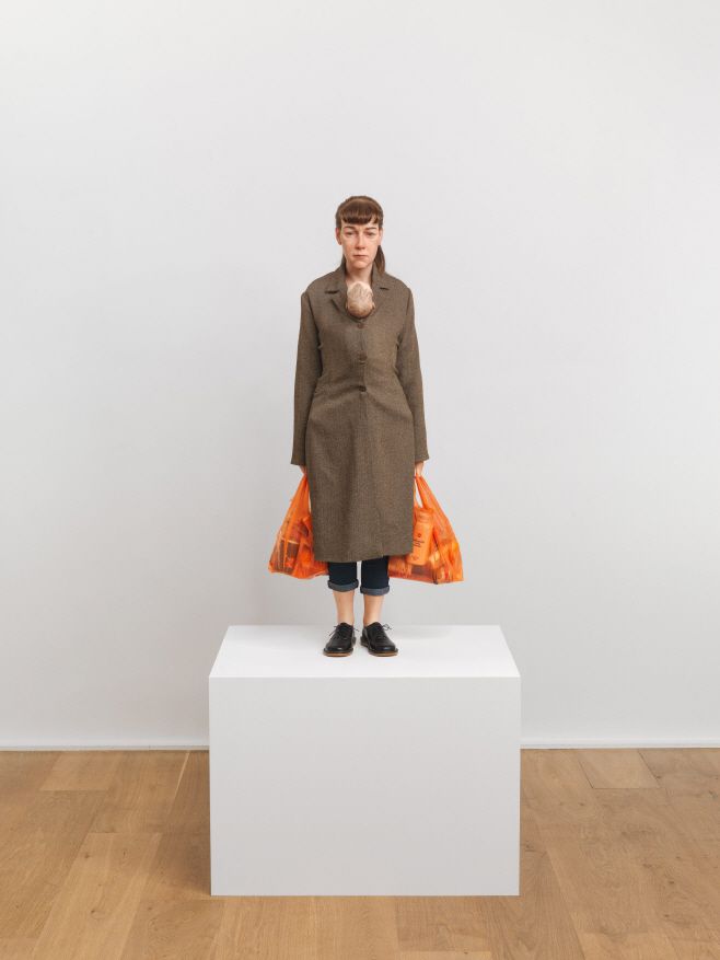 론 뮤익의 '쇼핑하는 여인'. /국립현대미술관