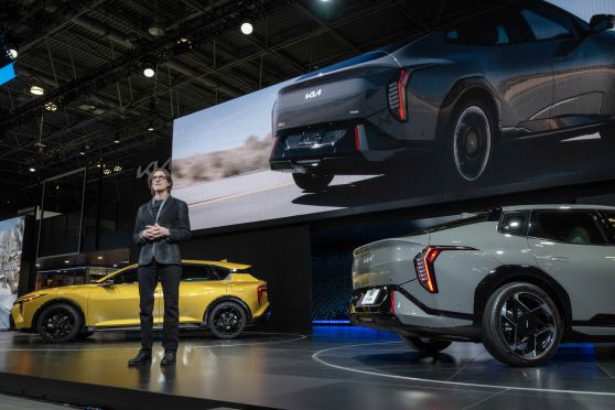 톰 컨즈 기아 미국 디자인센터 수석 디자이너가 16일(현지시간) 미국 뉴욕에서 열린 '2025 뉴욕 국제 오토쇼'에서 발표하고 있다./기아