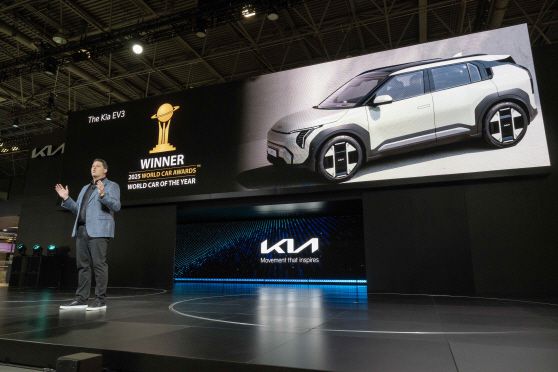 에릭 왓슨 기아 미국법인 영업담당이 16일(현지시간) 미국 뉴욕에서 열린 '2025 뉴욕 국제 오토쇼'에서 발표하고 있다./기아