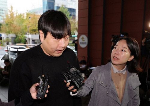 개그맨 이진호(39)가 지난해 10월 22일 오후 관련 조사를 받기 위해 피의자 신분으로 서울 강남경찰서로 출석하고 있다. /연합뉴스