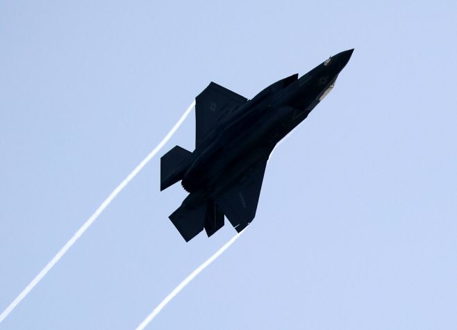 18일 광주 광산구 공군 광주기지에서 열린 한미 공군 연합공중훈련 '프리덤 플래그(Freedom Flag)'에서 스텔스기 F-35가 비행하고 있다. /연합