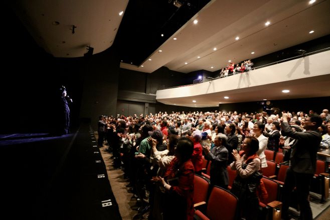 가수 윤복희가 19일 오후(현지시간) 미국 워싱턴 D.C. 인근 버지니아주 애넌데일의 노바 언스트(Ernst) 커뮤니티문화센터에서 '우리는 하나'를 부르면서 관객들의 호응을 유도하고 있다./하만주 워싱턴 특파원