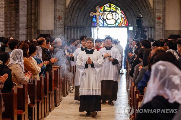 2024년 3월 31일 서울 중구 명동성당에서 '주님 부활대축일 낮미사'가 진행되는 모습./연합