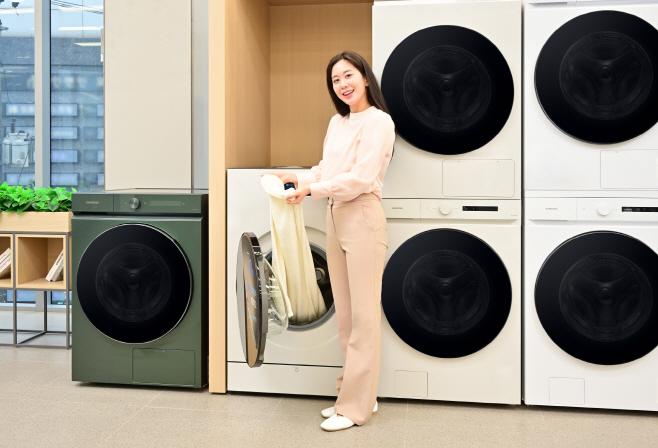 삼성전자 모델이 2025년형 '비스포크 AI 콤보'를 체험하고 있다. /삼성전자