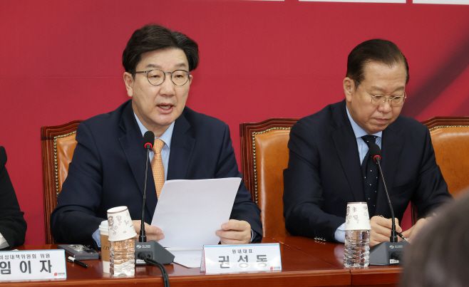 권성동 국민의힘 원내대표가 21일 국회에서 열린 비상대책위원 회의에서 발언하고 있다. 오른쪽은 권영세 비상대책위원장. 연합