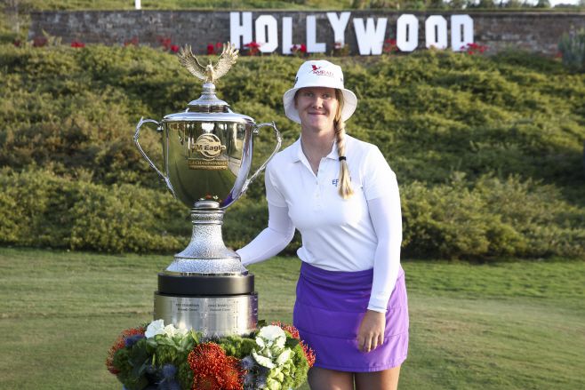 잉리드 린드블라드가 20일(현지시간) LPGA 투어 JM 이글 LA 챔피언십에서 우승한 뒤 트로피와 기념촬영을 하고 있다. /AP 연합뉴스