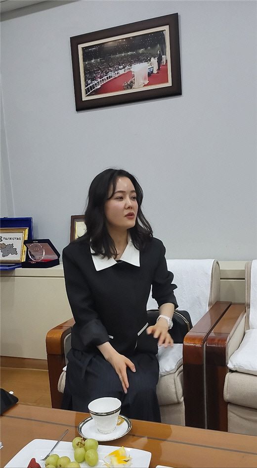 탈북방송인 정유나 씨가 기자와의 인터뷰에서 그간의 탈북과정과 향후 북한 사회 인권회복을 이야기하고 있다./부두완 기자